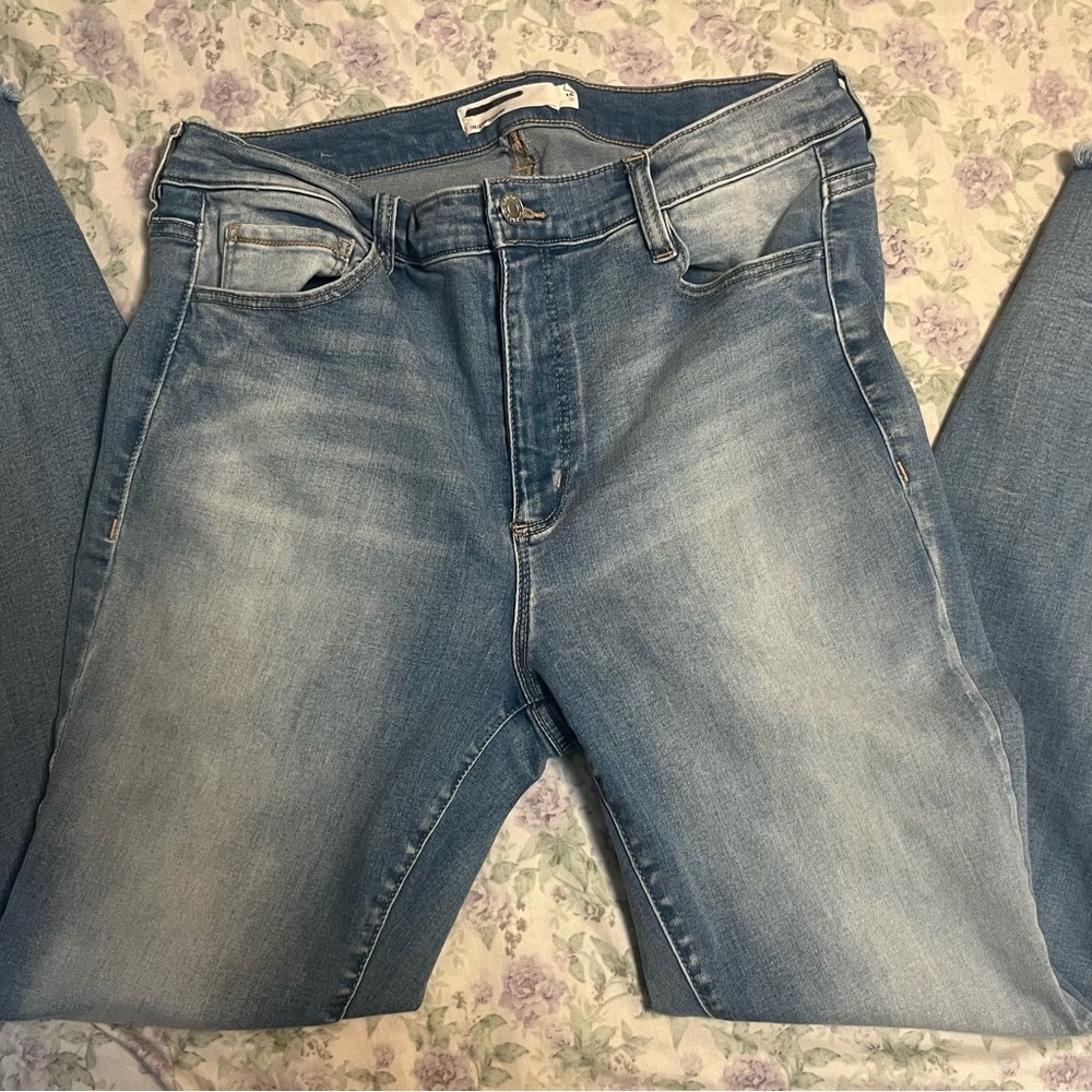 High-waisted, skinny blue jeans